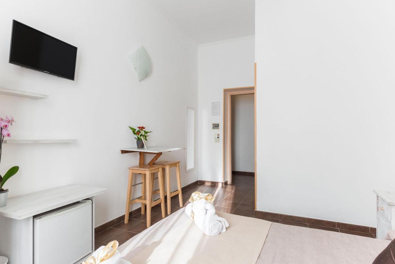 Domus Victoria Guest House ローマ エクステリア 写真