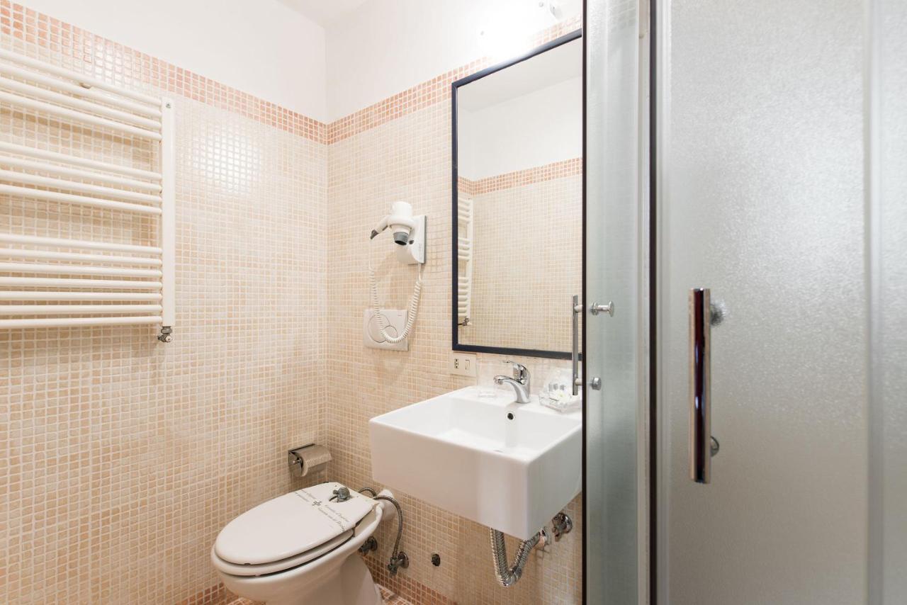 Domus Victoria Guest House ローマ エクステリア 写真